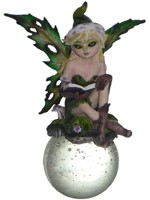 F�ePixie avec un livre sur boule en verre F�es sur boule